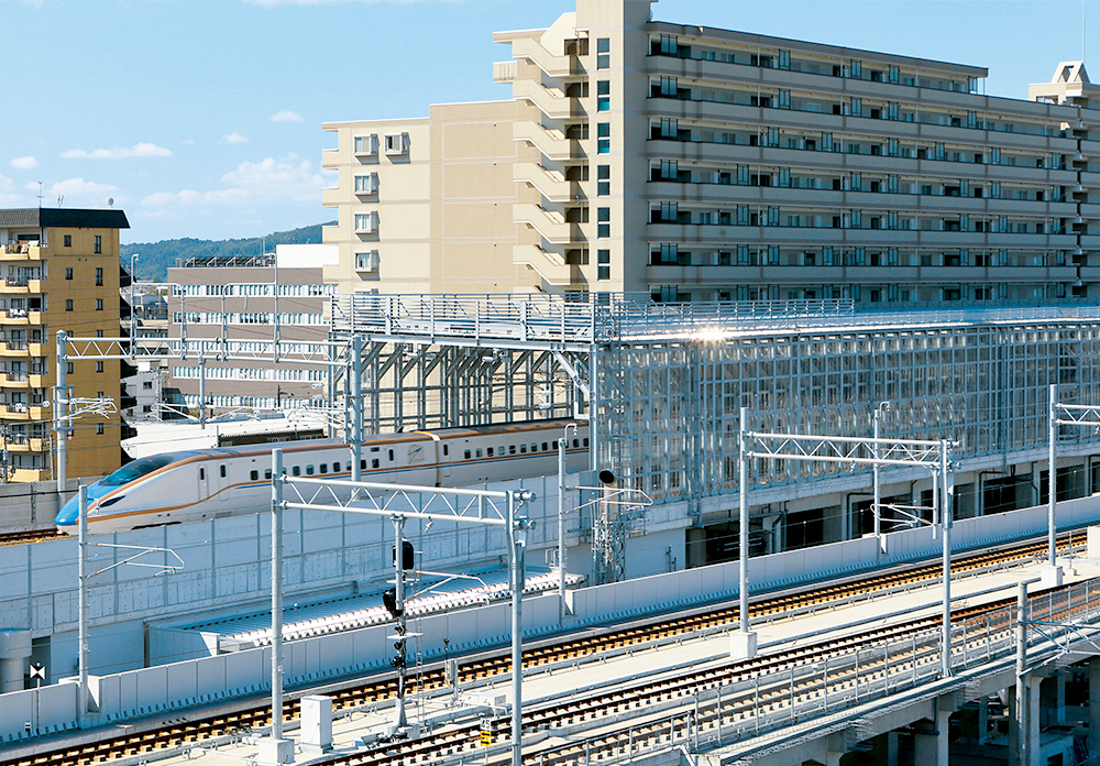 富山駅高架橋、落下物防護工「鋼製シェルター」